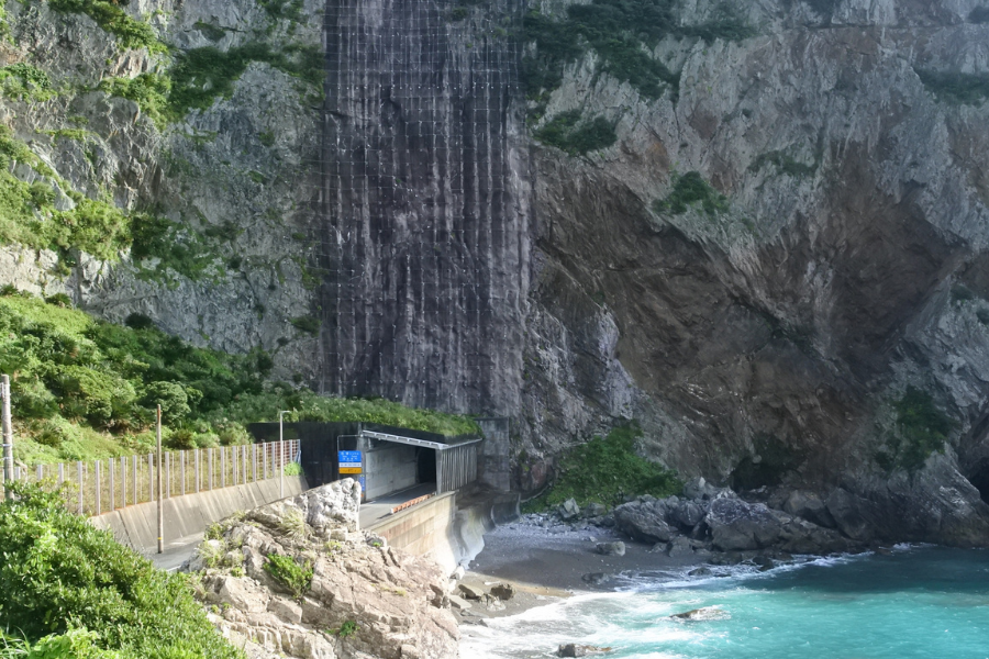 徳浜の断崖